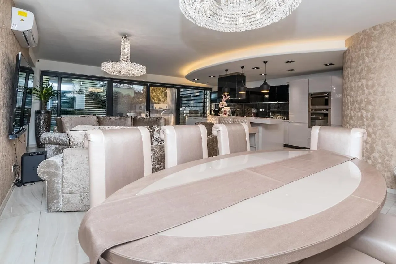 Villa Oasis Of Green Streamside Relaxation Budapest